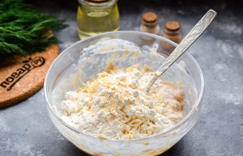 1. Этап. Куриные оладьи со сметаной: Всыпьте к фаршу муку, можно добавить сухой чеснок.