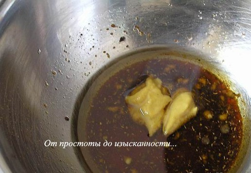 1. Этап. Салат с лососем, апельсином и авокадо: В оставшуюся часть заправки-маринада добавьте горчицу и перемешайте.