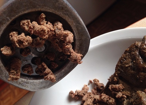 1. Этап. Салат из печени и моркови: Пропустим печень через мясорубку, решетку берем с крупными отверстиями.