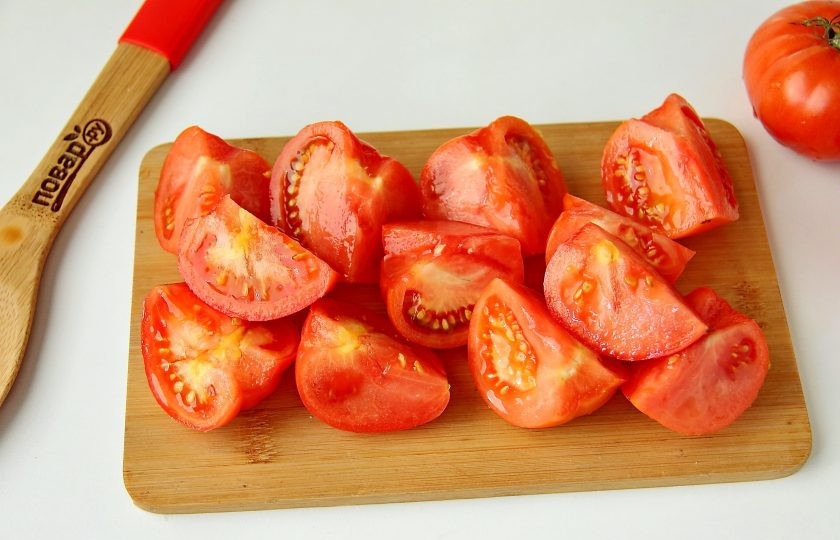 1. Этап. Квашеная капуста с помидорами: Помидоры в зависимости от размера разрежьте на 2-4 части.