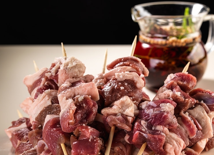 1. Этап. Шашлык по-афгански: Мясо нанизать на палочки и посолить.