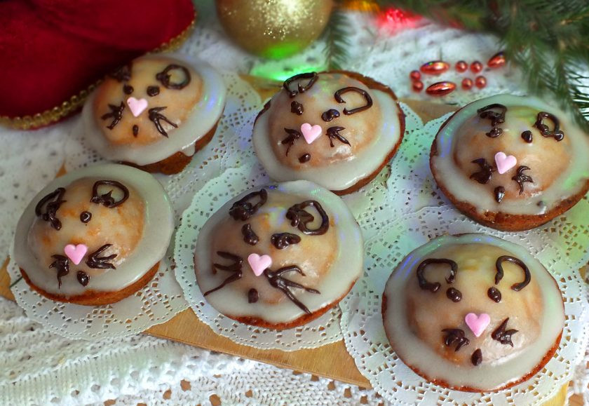 1. Этап. Кексики на Новый год Крысы: Каждый кексик покройте помадкой, выдержите около 5 минут и закончите оформление шоколадной глазурью. Нарисуйте 