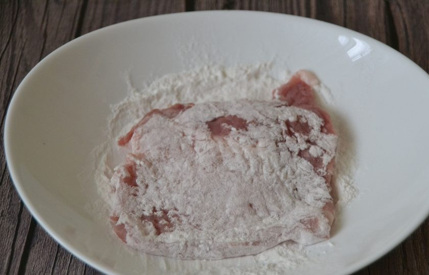 1. Этап. Отбивные Соломоны: Обваляйте с двух сторон в крахмале, излишки стряхните.