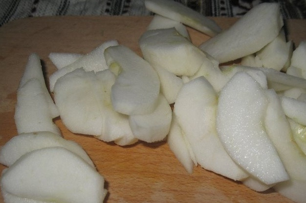 1. Этап. Шарлотка с яблоками без муки: С яблоками поступаем примерно также. Моем, удаляем сердцевину, чистим, нарезаем или натираем на крупной терке. Яблоки и тыкву складываем в одну миску, перемешиваем и посыпаем несколькими ложками сахара.