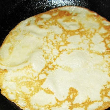 1. Этап. Блины с ветчиной: 3. С помощью половника налить тесто в сковороду и обжарить блин с обеих сторон до румяного цвета.