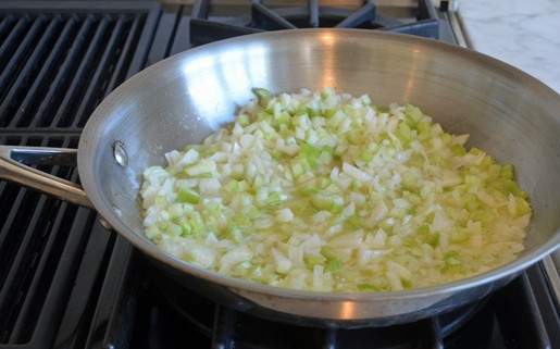 1. Этап. Итальянская запеканка из фарша: 2. Затем в нём обжарьте мелко нашинкованные лук и сельдерей в течение 8 минут.