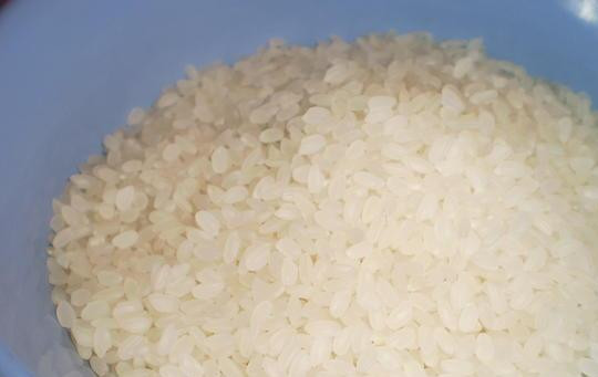 1. Этап. Салат на зиму из перца: Рис следует несколько раз промыть и замочить в холодной воде.