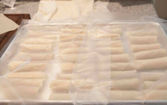 1. Этап. Мясо в рисовой бумаге: 12. Выкладывайте их на противень, накрыв пленкой, чтобы не подсыхали.