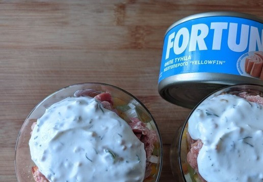 1. Этап. Салат из тунца с йогуртовой заправкой: Кладём сверху тунца по полной ложке заправки.