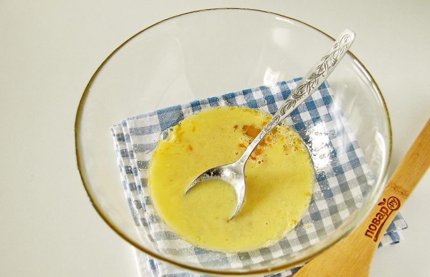 1. Этап. Пирог с морковью и яйцом: Добавьте растопленный и охлажденный маргарин и растительное масло.