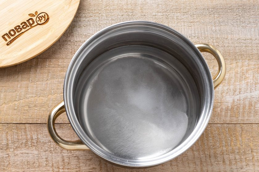 1. Этап. Салат из огурцов с базиликом на зиму: Для маринада вскипятите воду, добавьте соль. Когда она полностью растворится, влейте уксус. Снова доведите до кипения.