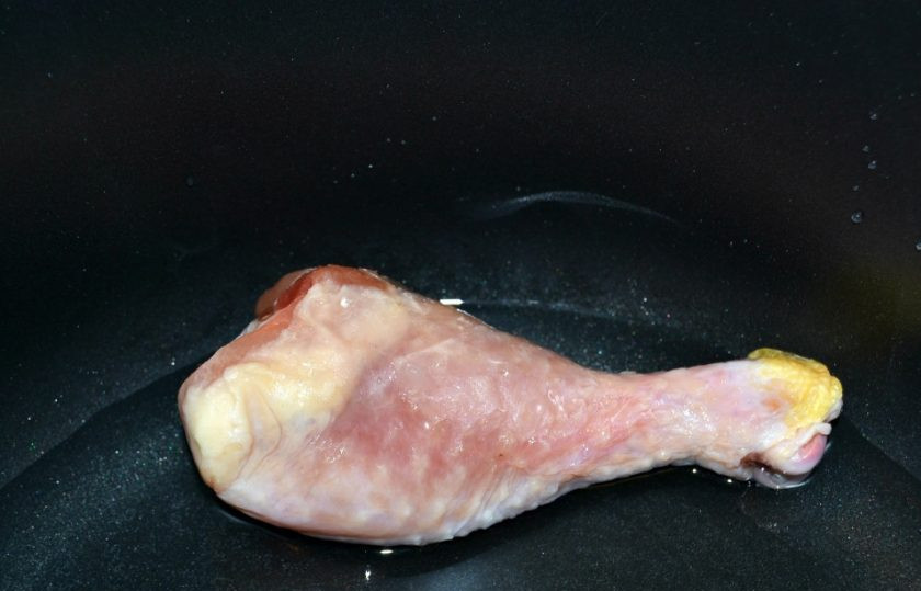 1. Этап. Суп из сушеных грибов с перловкой: 4. В кастрюлю выложите голень и залейте водой (примерно 1,5-2 лира). Варите бульон после закипания 30 минут.