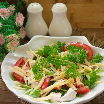 Салат с индейкой и помидорами