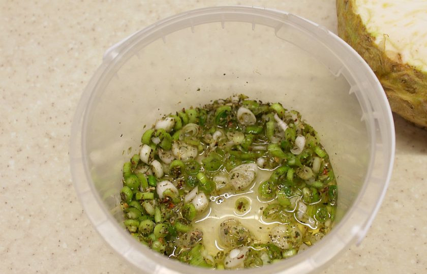 1. Этап. Сельдерей на гриле: Добавляем растительное масло и перемешиваем, прижимая.