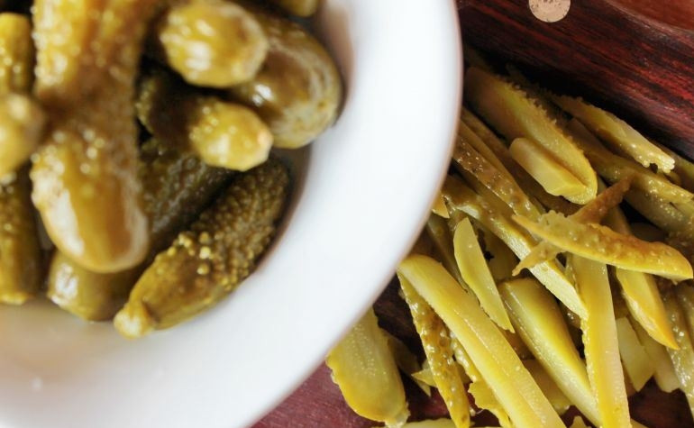 1. Этап. Фруктово-овощной салат с индейкой: Откройте банку с корнишонами, слейте из нее жидкость. Огурчики нарежьте тонкой соломкой, не очищая их от кожицы.