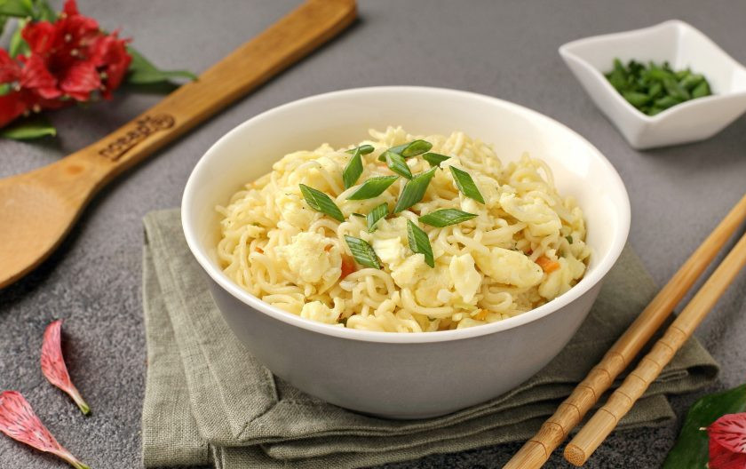 1. Этап. Ролтон с яйцом на сковороде: Ролтон с яйцом на сковороде готов. Выложите блюдо в пиалу и посыпьте рубленым зелёным луком по желанию. Приятного аппетита!