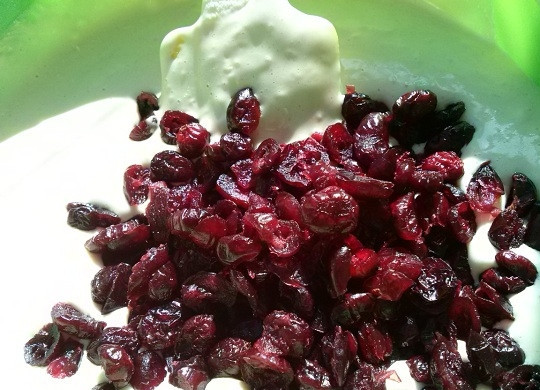 1. Этап. Кексы в силиконовых формочках: Промытую и обсушенную клюкву добавьте в тесто и аккуратно перемешайте.