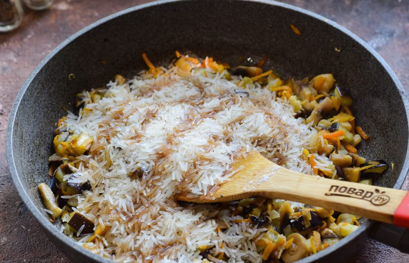 1. Этап. Овощное рагу с рисом и баклажанами: Добавьте к овощам рис, соевый соус, специи.