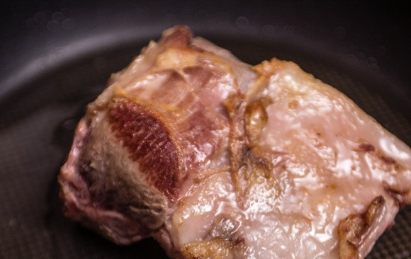 1. Этап. Баранина со сливами: Ставим на огонь еще одну чистую сковородку и наливаем в нее немного масла. Обжариваем в разогретом масле баранью корейку до образования на ней румяной корочки со всех сторон. Жарить нужно на сильном огне.