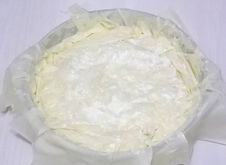 1. Этап. Гибаница: Застелите верх отложенным листом и заправьте края по кругу. Смажьте верх остатками жидкой массы.