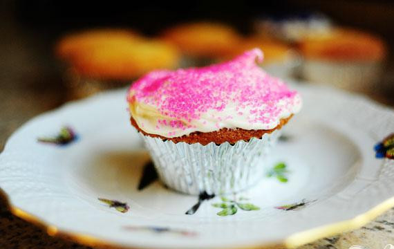 1. Этап. Ванильные кексики: 6. Полить приготовленной глазурью кексы. Украсить кексики кондитерским сахаром, ягодами, засахаренным имбирем и т.д.