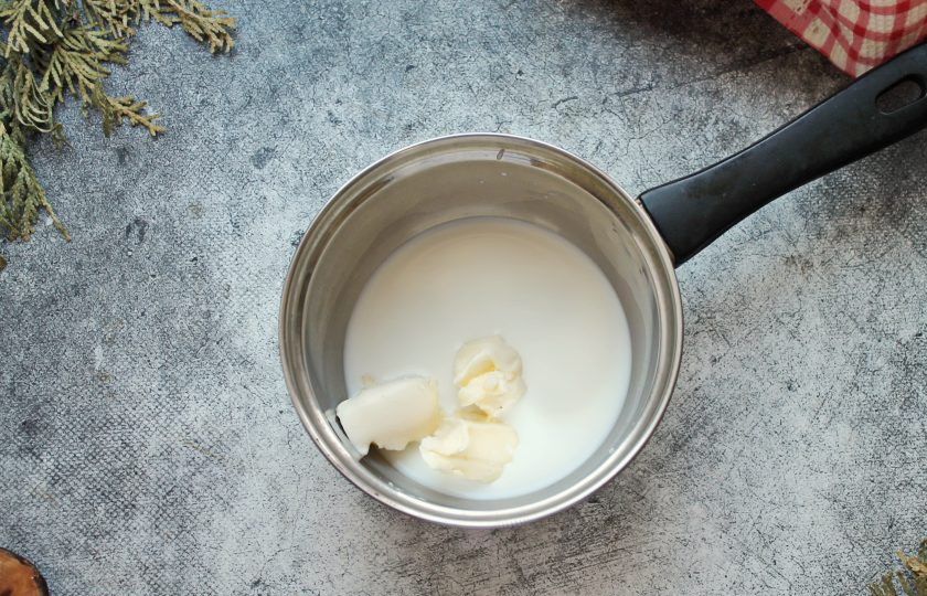 1. Этап. Кексы с вареньем: В сотейник налейте молоко, выложите сливочное масло и поставьте на средний огонь. Доведите все до кипения, масло должно растопиться, перемешайте.