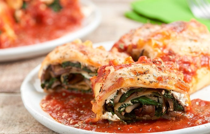 1. Этап. Рулеты с грибами и шпинатом: 6. Подавайте рулеты сразу же, немного сбрызнув их оливковым маслом. Приятного аппетита!