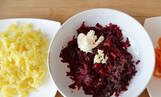 1. Этап. Салат Манон: Вареные: картофель, свеклу и морковь чистим, трём на тёрке. В свеклу добавляем соль, перец, чеснок, майонез, перемешиваем.