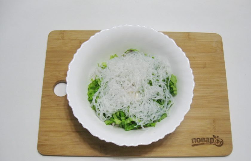 1. Этап. Постный салат с кальмарами: Приготовьте фунчозу согласно инструкции на упаковке. В кипящую воду выложите рисовую лапшу и через три минуты откиньте на дуршлаг. Охладите лапшу и добавьте в салат.