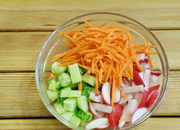 1. Этап. Салат из зелени и овощей: 6. Овощи складываем в салатник.