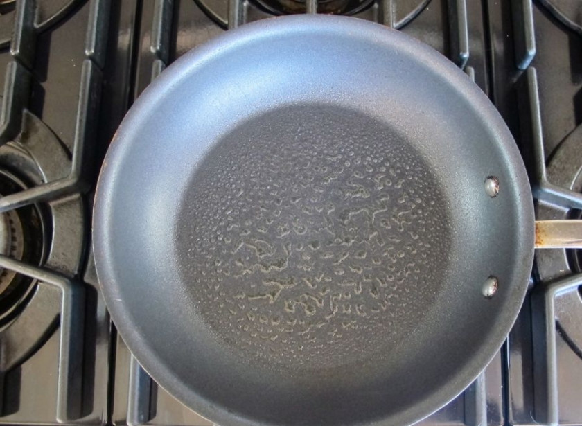 1. Этап. Простая яичница болтунья: На сковороду налить немного масла.