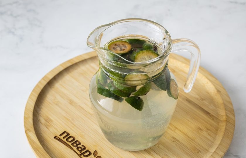 1. Этап. Лимонад из фейхоа: Соедините в кувшине сахарный сироп, оставшуюся воду, лимонный сок и фейхоа. Уберите лимонад в холодильник настояться на 1-2 часа.