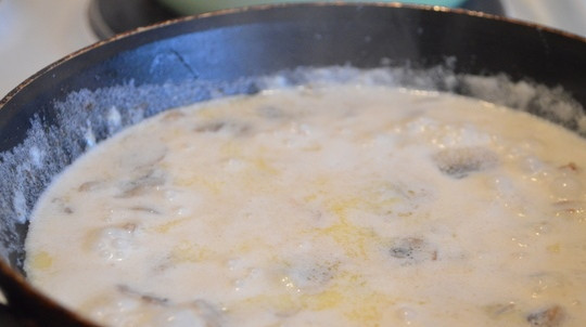 1. Этап. Сырно-грибной соус: Держим на огне до полного расплавления сыра.