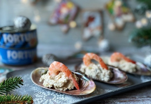 1. Этап. Праздничный риет с тунцом и каперсами: Подайте риет к столу как самостоятельную закуску к хлебцам или поджаренному хлебу украсьте по желанию креветками. Приятного аппетита.