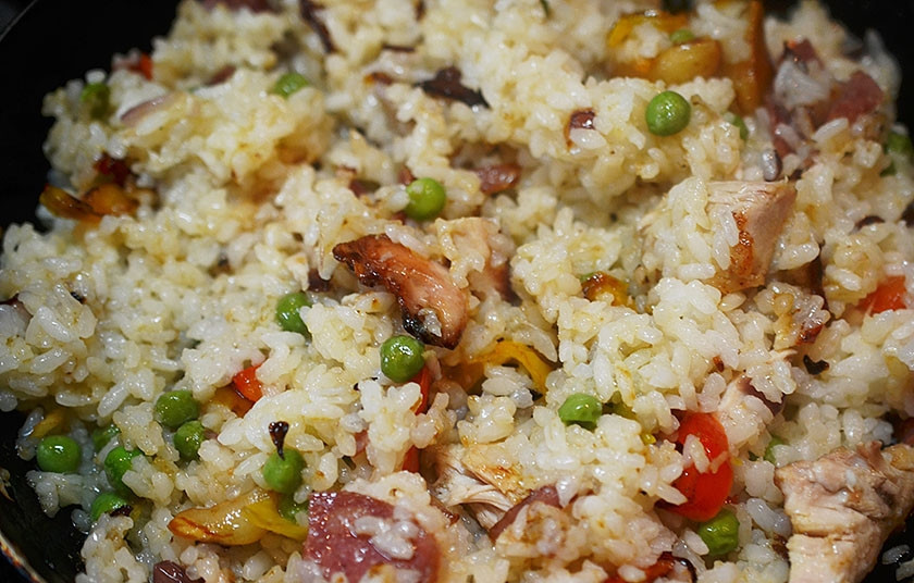 1. Этап. Паэлья с цыпленком и чорризо: 7. Добавьте вареный рис, всё перемешайте и обжаривайте пару минут.