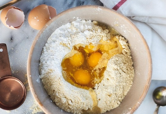 1. Этап. Нутовая лапша: 3. Добавьте крахмал и соль, вбейте яйца, влейте масло.