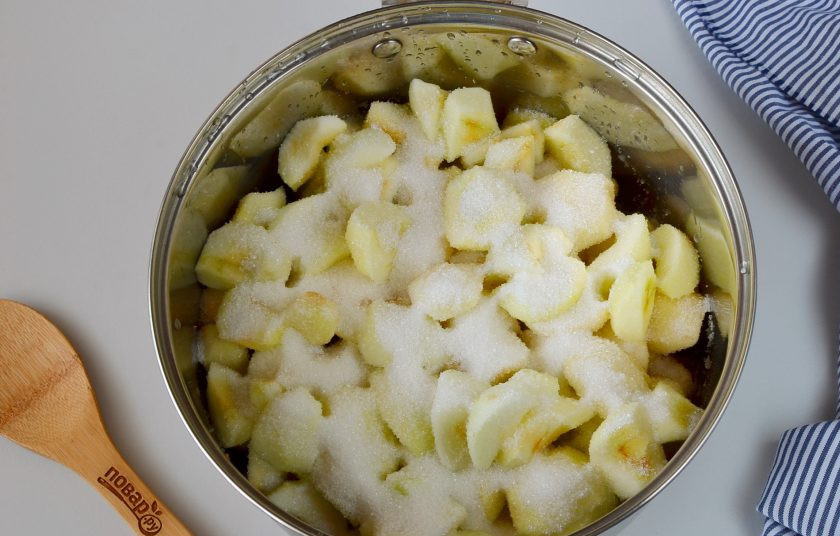 1. Этап. Джем из яблок на зиму: Яблоки засыпьте сахаром, потрясите кастрюлю, оставьте пока.