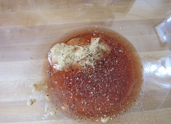 1. Этап. Салат из чечевицы с горчицей: 7. Тем временем в миску выложите горчицу, уксус, соль и молотый перец.