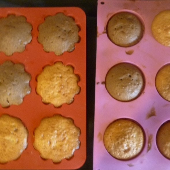 1. Этап. Кексы проще простого: Теперь мы берем формочки для кексов и смазываем их сливочным маслом. Разливаем нашу массу, в некоторые из них я добавила изюм, можно орешки кто что любит :) Затем ставим в духовку на 180 градусов, на 30-40 минут, и готово!