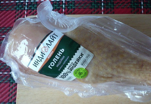 1. Этап. Салат рождественский Золотое полено: Для приготовления салата я использовала голень индейки варёно-копчёную ТМ Индилайт.