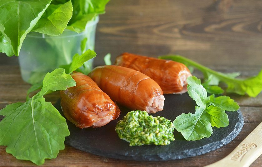 1. Этап. Сосиски-гриль с соусом песто из руколлы: Подавайте сосиски гриль с соусом.