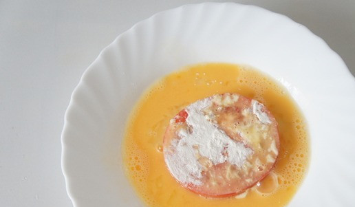 1. Этап. Сэндвич Огонёк: Затем обмакиваем в яйце, затем в панировочных сухарях.