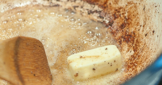 1. Этап. Мясо, тушенное с грибами: 3. Переложите мясо из кастрюли в тарелку, верните кастрюлю на огонь и выложите оставшееся сливочное масло.