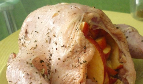 1. Этап. Курица с яблоками в мультиварке: 4. Я готовила курицу с яблоками в мультиварке в домашних условиях по традиционному рецепту. Заложите веутрь тушки яблоки и лук, зашейте ее, а сверху потрите чесноком. По желанию, можно один нарезанный мелко зубчик добавить и внутрь.