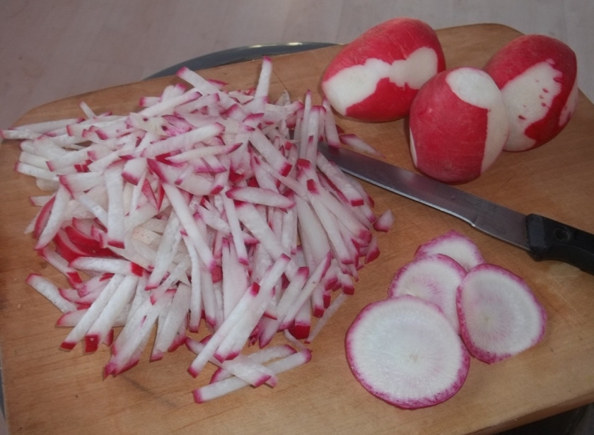 1. Этап. Салат из говядины и редиса: Редис вымыть, отрезать жесткие кончики. Нашинковать тонкой соломкой.