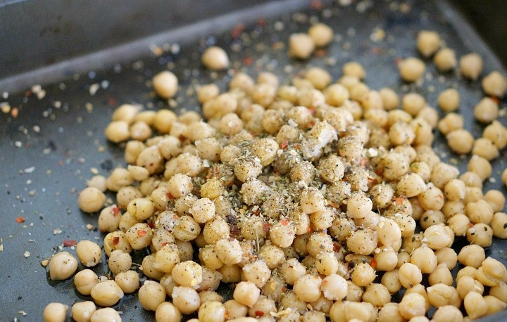 1. Этап. Салат с курицей и запеченным нутом: 1. Промойте и обсушите нут. Духовку разогрейте до 220 градусов. Выложите нут на противень, добавьте немного соли и специй, сбрызните маслом и запекайте минут 25-30 до румяности.