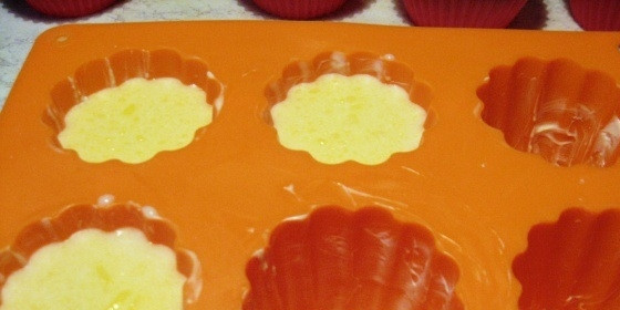 1. Этап. Канелли: 4. Формы для выпекания смазываем маслом и вливаем в формочки тесто, отправляем в разогретый до 220 градусов духовой шкаф на 1 час. Готовые канелли подаем к чаю. Приятного аппетита!