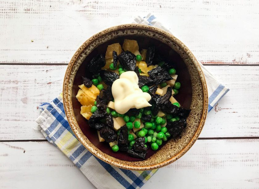 1. Этап. Салат из курицы с черносливом и апельсином: Заправьте салат майонезом и хорошо перемешайте.