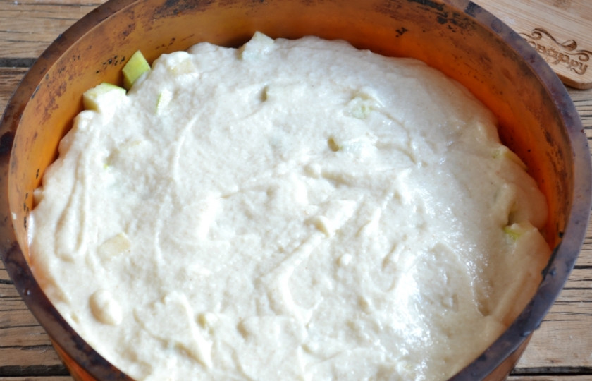 1. Этап. Вегетарианская шарлотка: Сверху вылейте тесто, разровняйте его по всей поверхности.