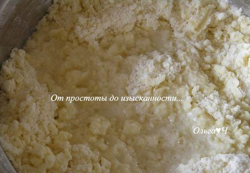 1. Этап. Пирог с абрикосами и виноградом: Добавьте воду, перемешайте.